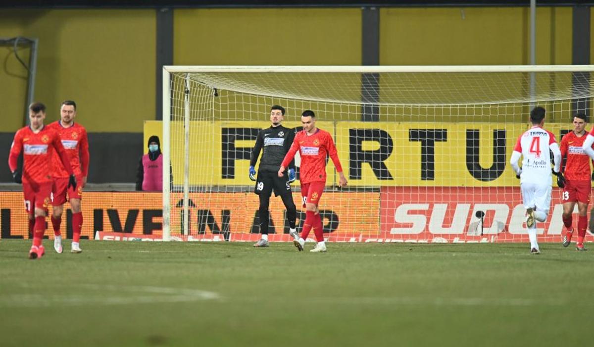 FOTO 3 faze controversate în Hermannstadt - FCSB » MM a postat în timpul meciului + analiza lui Crăciunescu