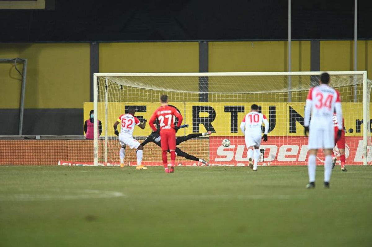 FOTO 3 faze controversate în Hermannstadt - FCSB » MM a postat în timpul meciului + analiza lui Crăciunescu