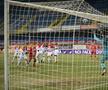 FOTO 3 faze controversate în Hermannstadt - FCSB » MM a postat în timpul meciului + analiza lui Crăciunescu