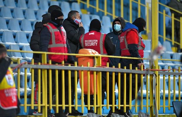 FOTO Conflict aprins în tribune cu Mihai Stoica și Thomas Neubert » Stewarzii au intervenit și l-au bruscat pe neamț