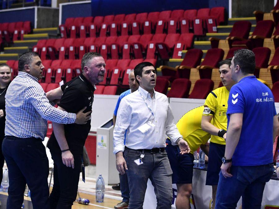 Nervi întinși la maxim. Per Johansson sare la Florentin Pera, la meciul din martie 2020 FOTO sportpictures.eu Cinci momente importante, dar și controversate între Vâlcea și CSM București!