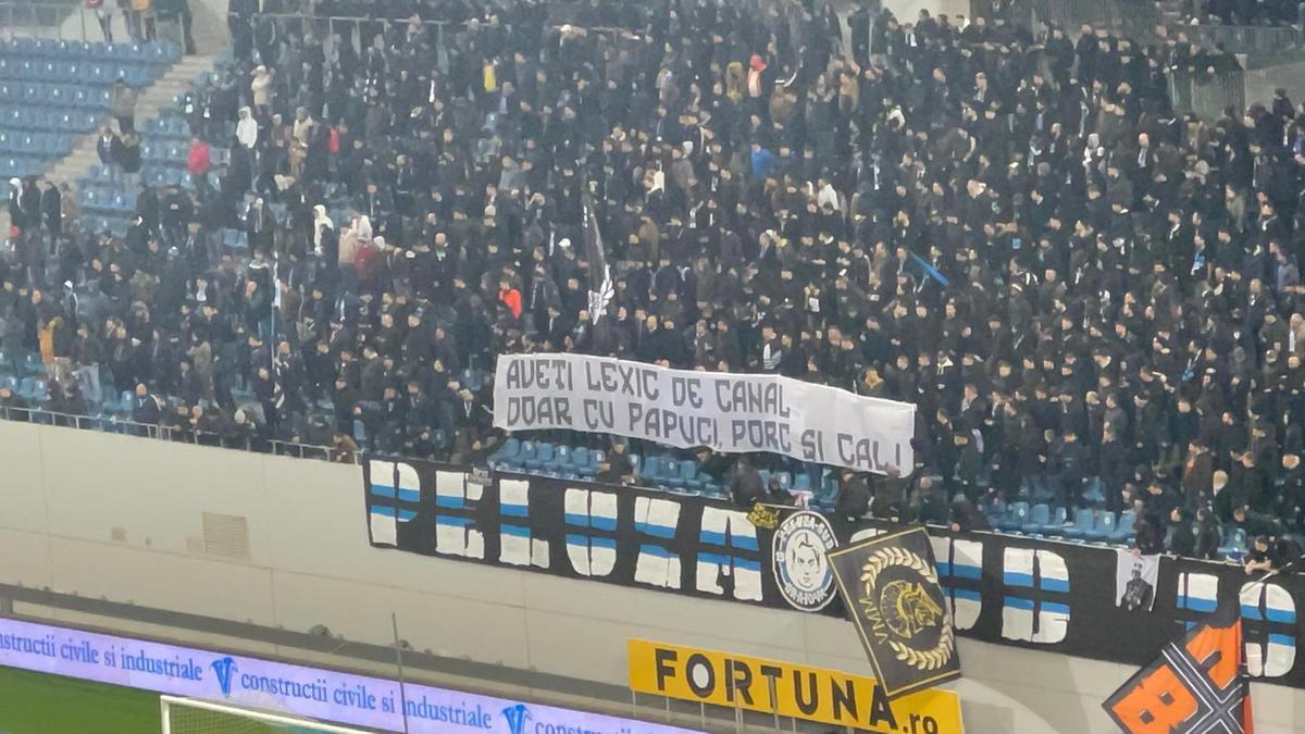 Mesaje ironice ale fanilor în CS Universitatea Craiova - FCU Craiova