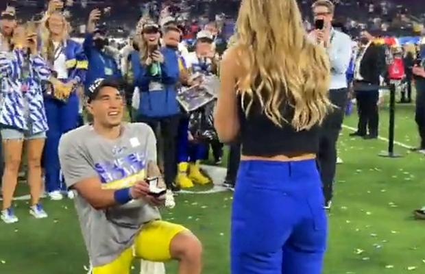 Moment spectaculos după ce a triumfat în SuperBowl » De Valentine's Day și-a cerut iubita de soție pe teren