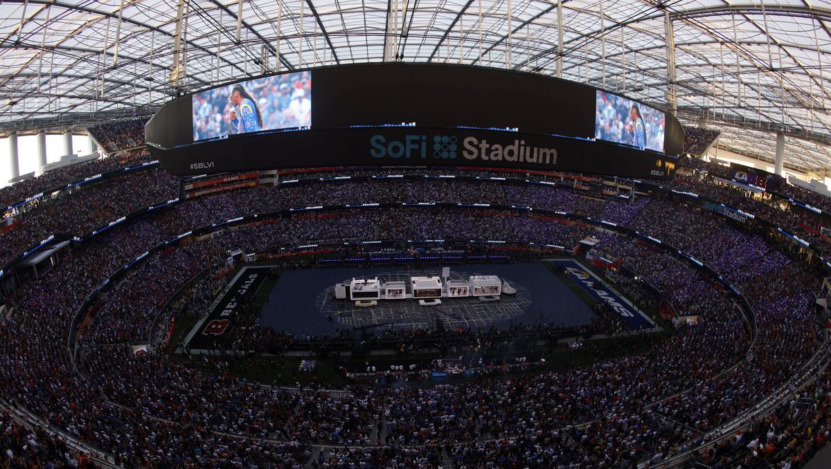 Spectacol în SuperBowl LVI » Los Angeles Rams a reușit să întoarcă scorul și să câștige pentru a doua oară trofeul