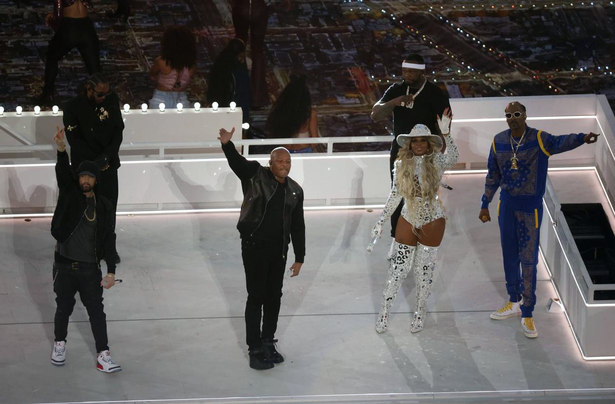 Eminem a repetat gestul lui Colin Kaepernick la SuperBowl » Ce a răspuns NFL, acuzată că i-ar fi interzis