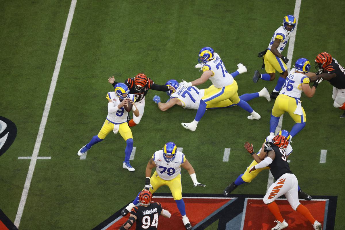 Spectacol în SuperBowl LVI » Los Angeles Rams a reușit să întoarcă scorul și să câștige pentru a doua oară trofeul