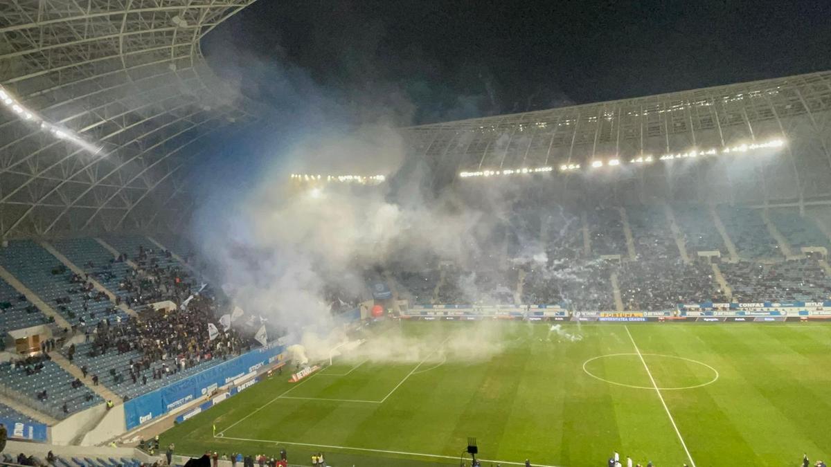 CSU Craiova - FCU Craiova, oprit 10 minute de suporteri: artificii pe stadion!