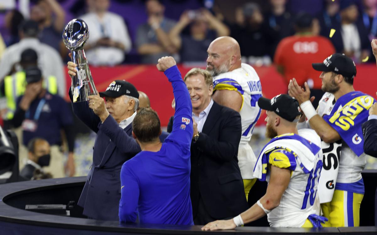 Eminem a repetat gestul lui Colin Kaepernick la SuperBowl » Ce a răspuns NFL, acuzată că i-ar fi interzis
