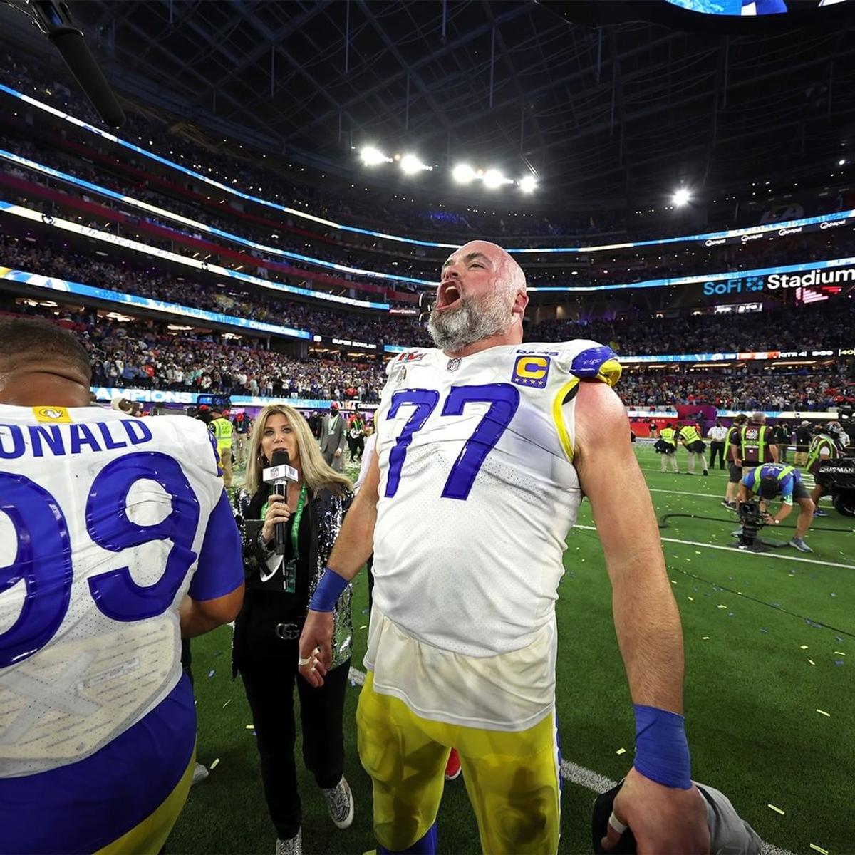 Eminem a repetat gestul lui Colin Kaepernick la SuperBowl » Ce a răspuns NFL, acuzată că i-ar fi interzis