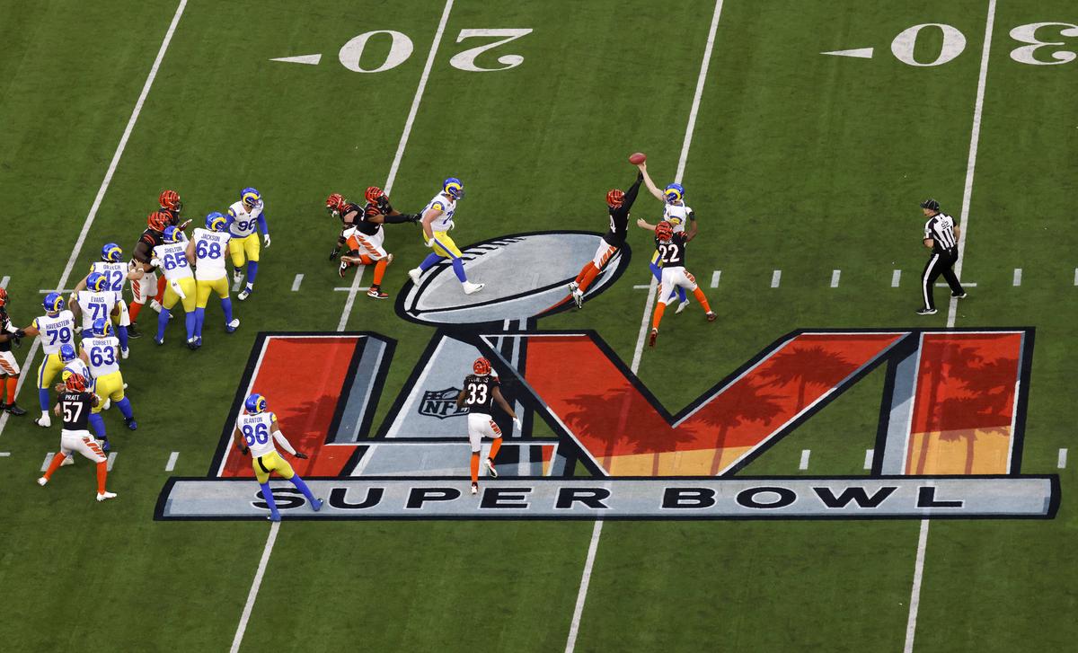 Spectacol în SuperBowl LVI » Los Angeles Rams a reușit să întoarcă scorul și să câștige pentru a doua oară trofeul