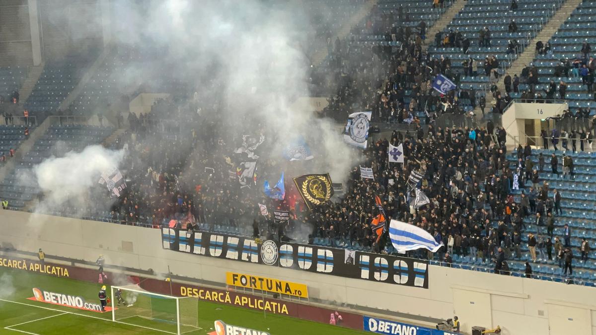CSU Craiova - FCU Craiova, oprit 10 minute de suporteri: artificii pe stadion!