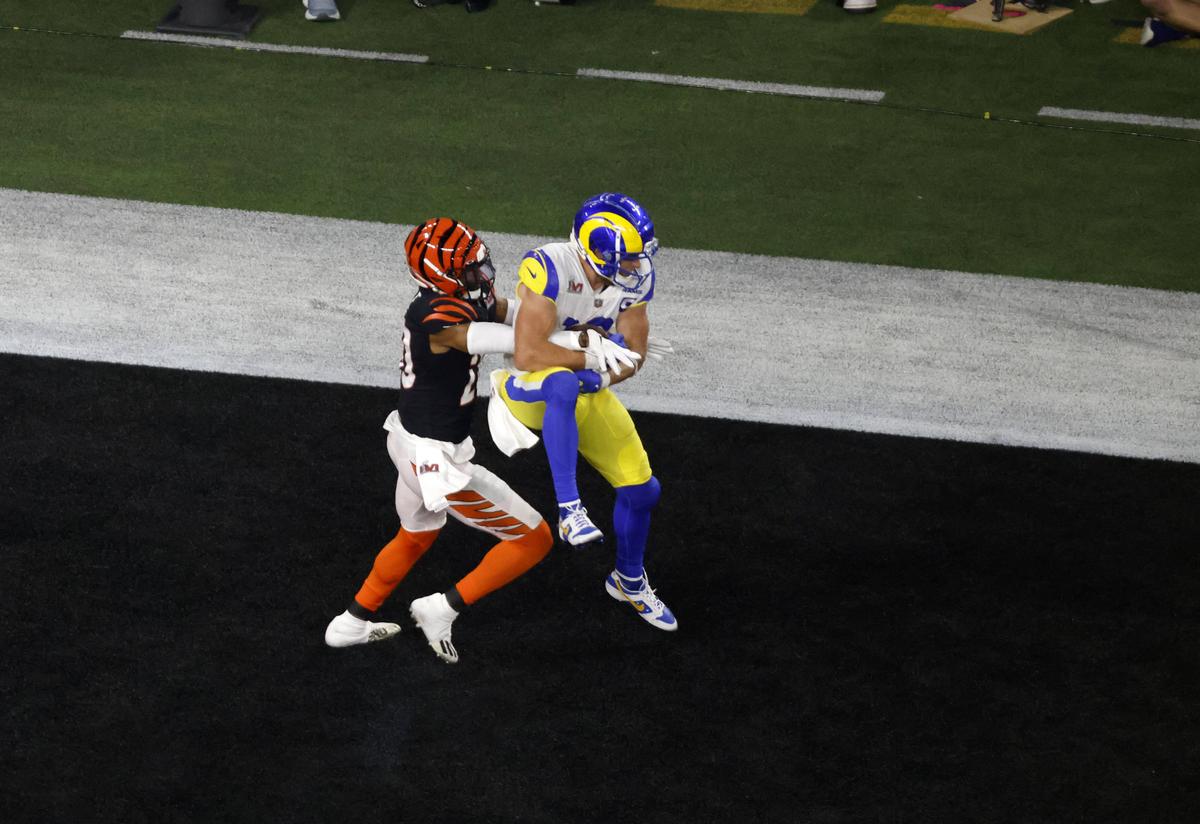 Spectacol în SuperBowl LVI » Los Angeles Rams a reușit să întoarcă scorul și să câștige pentru a doua oară trofeul