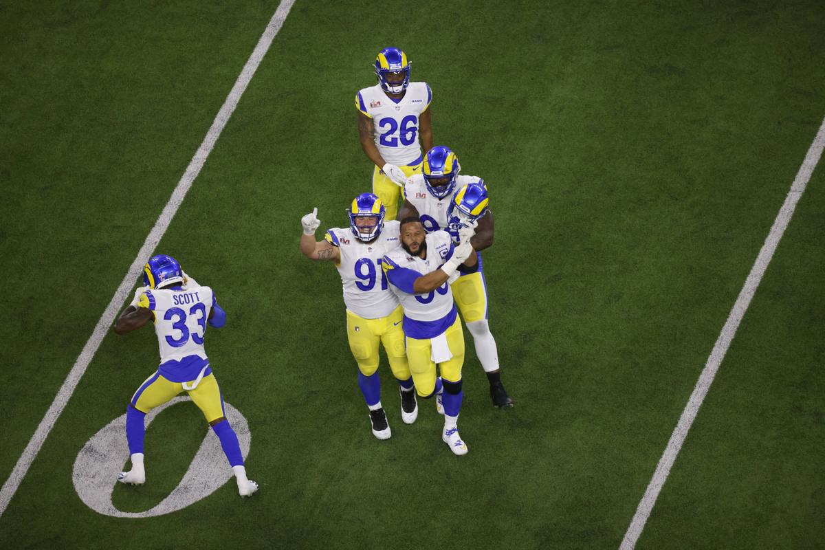Spectacol în SuperBowl LVI » Los Angeles Rams a reușit să întoarcă scorul și să câștige pentru a doua oară trofeul