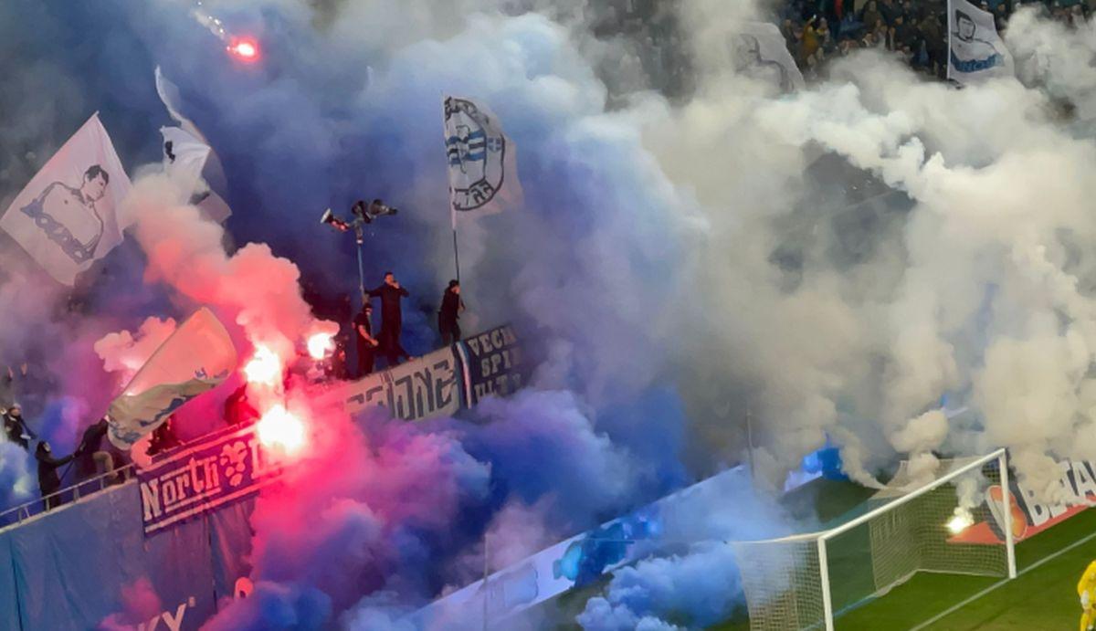 CSU Craiova - FCU Craiova, oprit 10 minute de suporteri: artificii pe stadion!
