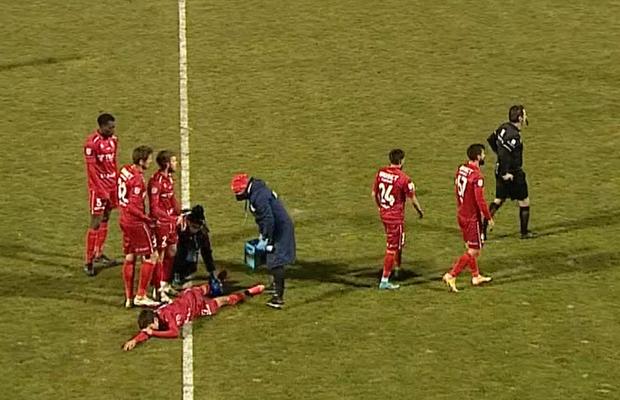 Putea să-i rupă piciorul! Intrare violentă în Liga 1 » Arbitrul și-a schimbat decizia