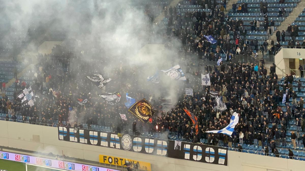 CSU Craiova - FCU Craiova, oprit 10 minute de suporteri: artificii pe stadion!