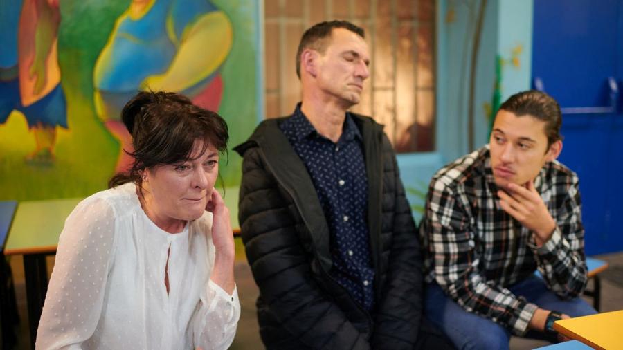 Marcel Sabou alături de soție și fiul cel mic, Mario (foto: arhiva GSP) Uniți de o boală fără leac » Juan Carlos Unzue, fostul secund al lui Luis Enrique la Barcelona, l-a vizitat pe românul Marcel Sabou » Cei doi suferă de scleroză laterală amiotrofică