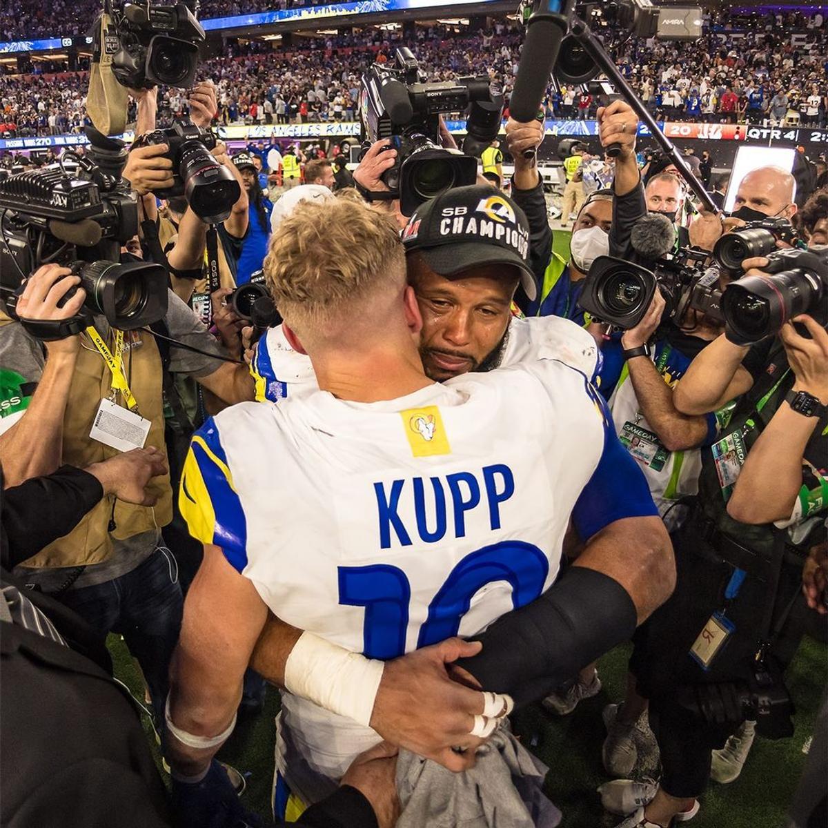 Spectacol în SuperBowl LVI » Los Angeles Rams a reușit să întoarcă scorul și să câștige pentru a doua oară trofeul