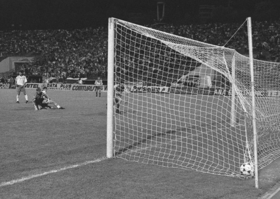 Vasc deschide scorul în finala Cupei României din 1993, Universitatea Craiova - Dacia Unirea Brăila 2-0 Acuzat de violarea unei fetițe de 13 ani, fostul fotbalist Cristi Vasc a vorbit la GSP Live: „Da, i-am trimis poze indecente. E rușinos ce am făcut, dar nu am violat-o. Sunt șantajat”