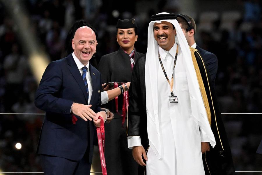 Sheikh Tamim bin Hamad al-Thani (dreapta), alături de președintele FIFA, Gianni Infantino. Foto: Imago Conflict de interese? Multimiliardarul care îi plătește pe Neymar, Messi și Mbappe vrea să cumpere un alt club gigant din Europa!