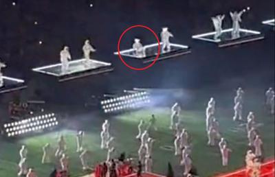 Concertul Rihannei la Super Bowl se putea sfârși tragic » Un dansator, la un pas să cadă de la mare înălțime