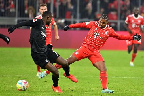 Evan Ndicka  în duel cu Serge Gnabry // FOTO: Imago
