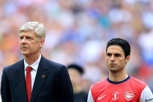 Arsene Wenger (stânga), fostul antrenor al lui Arsenal, și Mikel Arteta (dreapta), actualul tehnician al „tunarilor”.
Foto: Imago