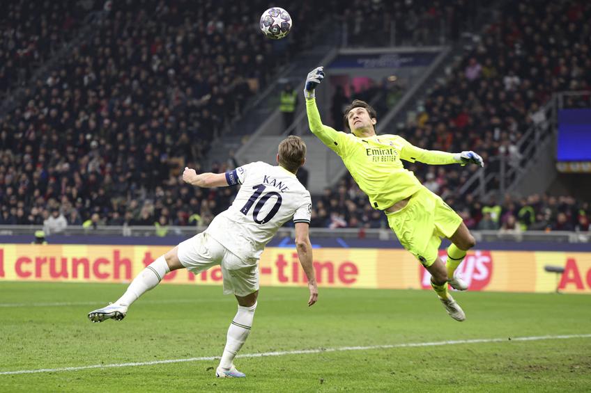 AC Milan a învins-o pe Tottenham, scor 1-0, în manșa tur a optimii de finală din Liga Campionilor. Ciprian Tătărușanu (37 de ani) a fost integralist în poarta gazdelor și a avut o prestație sigură.  FOTO: Imago