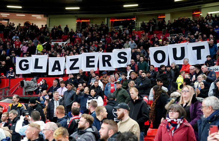 Fanii lui Manchester United, protestând împotriva familiei Glazer// foto: Imago Conflict de interese? Multimiliardarul care îi plătește pe Neymar, Messi și Mbappe vrea să cumpere un alt club gigant din Europa!