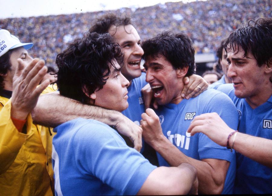 (de la stânga la dreapta) Diego Maradona, Giuseppe Volpecina, Salvatore Bagni și Fernando De Napoli, celebrând primul scudetto (1987). Foto: Imago Images Numărătoarea inversă a început » Când și cum va deveni Napoli matematic campioană în Serie A