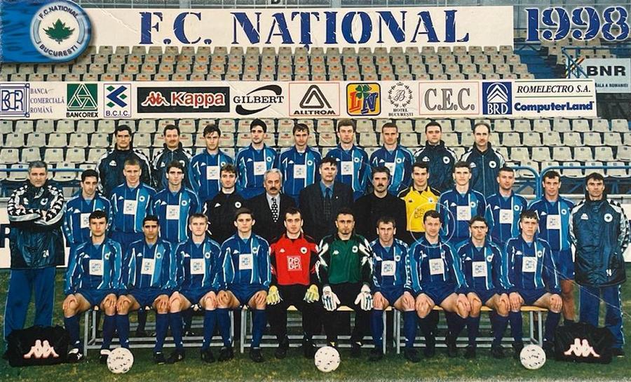 FC Național 1998. Vasc este încercuit. În mijlocul grupului este premierul de atunci, Radu Vasile Acuzat de violarea unei fetițe de 13 ani, fostul fotbalist Cristi Vasc a vorbit la GSP Live: „Da, i-am trimis poze indecente. E rușinos ce am făcut, dar nu am violat-o. Sunt șantajat”