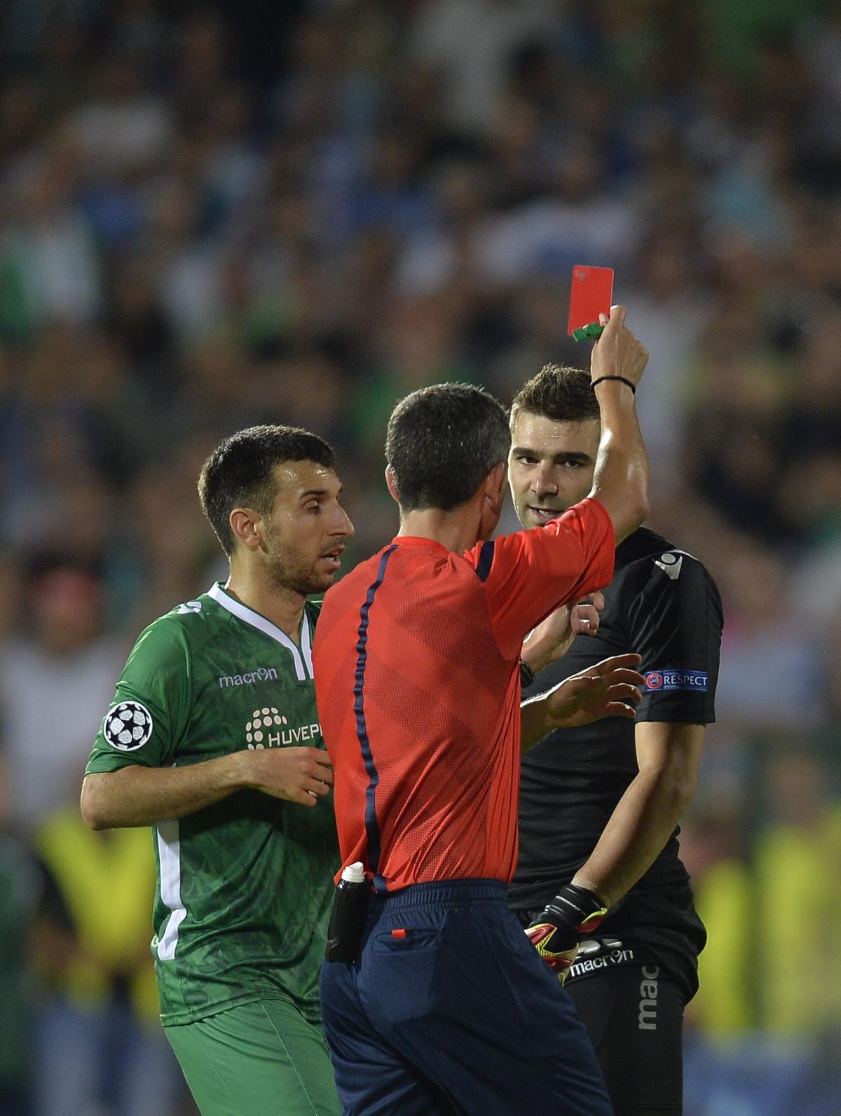 „Bă, ăștia sunt morți, trebuie să îi batem!” » Două momente cruciale din istoria FCSB, povestite în direct: „«Era să fac pe mine la penalty-uri»”