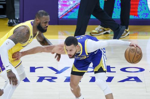 LeBron James (stânga) și Stephen Curry (dreapta)