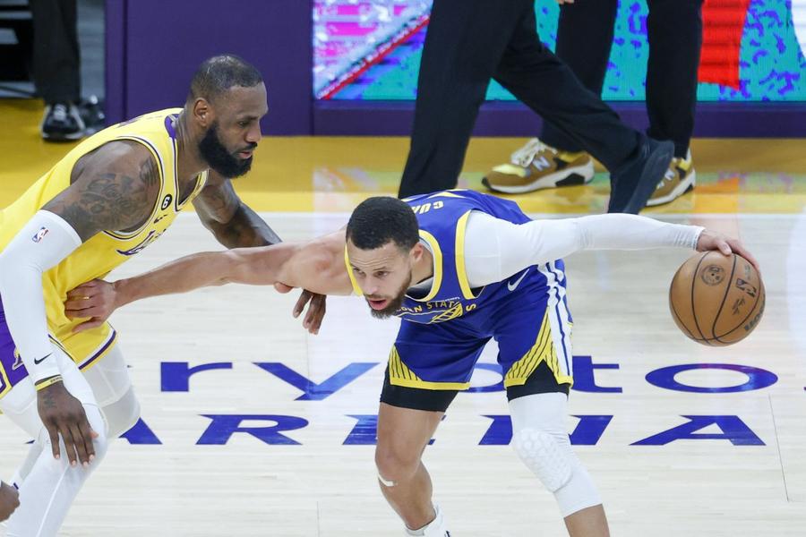 LeBron James (stânga) și Stephen Curry (dreapta) „O dictatură distruge baschetul” » Shaquille O'Neal îl acuză pe Stephen Curry: „A distrus acest sport!”