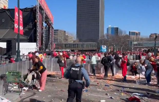 Haos la parada lui Kansas City Chiefs, după ce trei persoane au început să tragă cu arma » Un mort și 21 de răniți! Atenție, imagini cu puternic impact emoțional