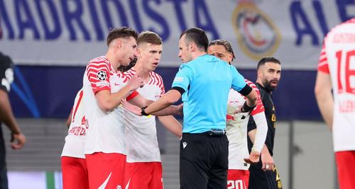 Jucătorii lui RB Leipzig îi cer explicații arbitrului Irfan Peljto / Foto: Imago