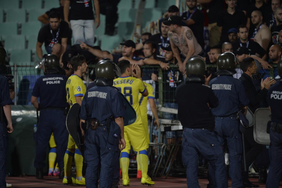 „Bă, ăștia sunt morți, trebuie să îi batem!” » Două momente cruciale din istoria FCSB, povestite în direct: „«Era să fac pe mine la penalty-uri»”