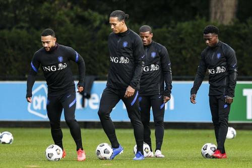 Promes (primul din dreapta), alături de Depay, Van Dijk și Wijnaldum la naționala Olandei Foto: Imago