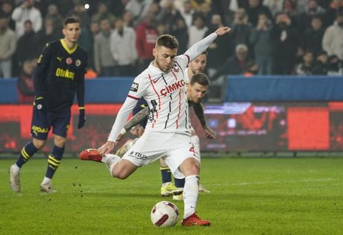 Alexandru Maxim, ultima ratare de la 11 metri, la 0-2 cu Fenerbahce în Cupa Turciei Foto: Twitter Gaziantep
