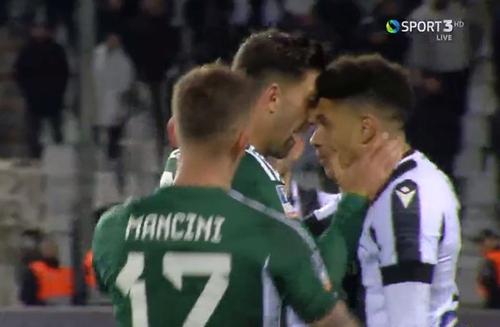 Taison (dreapta) și Bakasetas s-au ”ciocnit” pe teren și au fost eliminați în minutul 80
