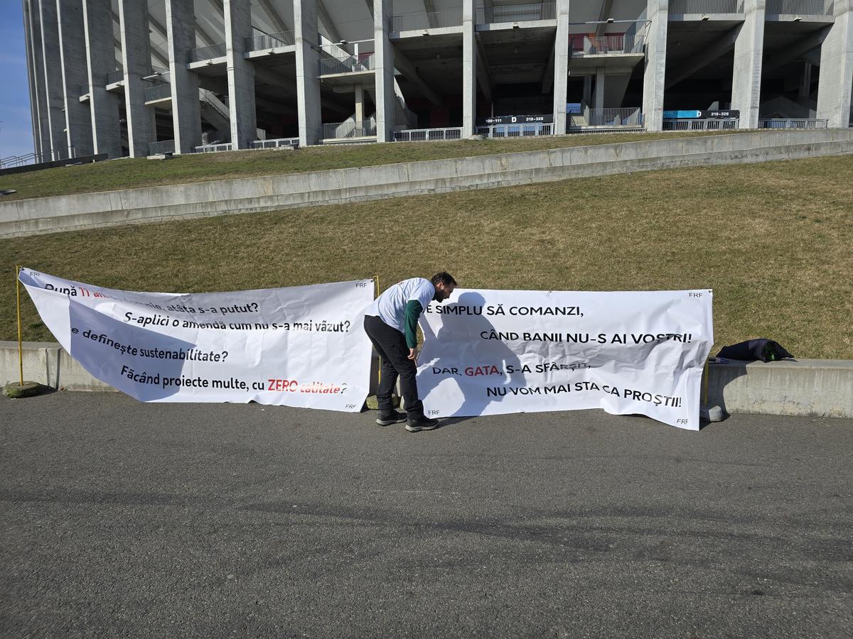 Un protestatar și două mașini de jandarmi la sediul Federației „Sunt aici ca să nu regret că n-am făcut nimic!”