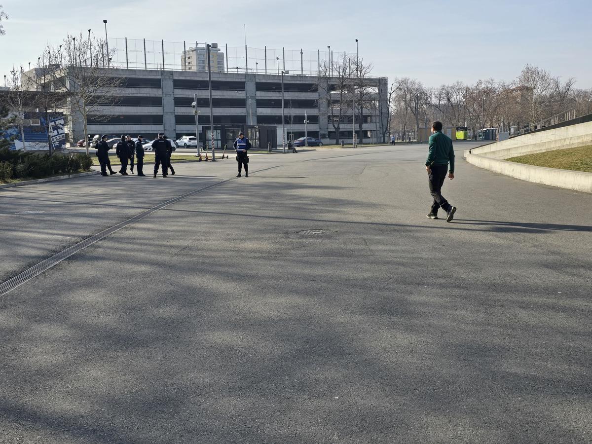 Un protestatar și două mașini de jandarmi la sediul Federației „Sunt aici ca să nu regret că n-am făcut nimic!”