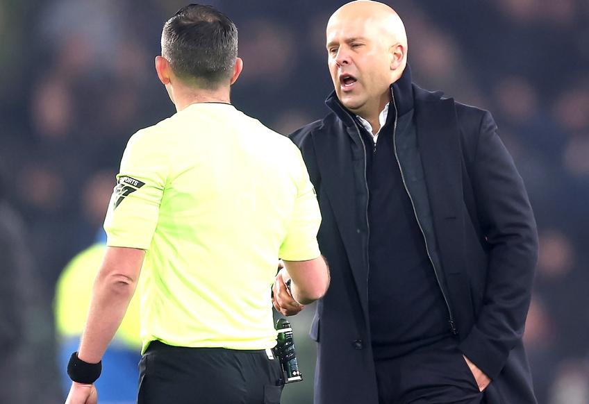Arne Slot și Michael Oliver / Foto: Getty Images