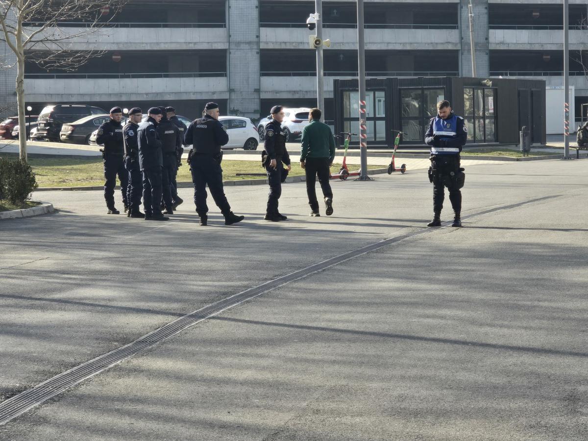 Un protestatar și două mașini de jandarmi la sediul Federației „Sunt aici ca să nu regret că n-am făcut nimic!”