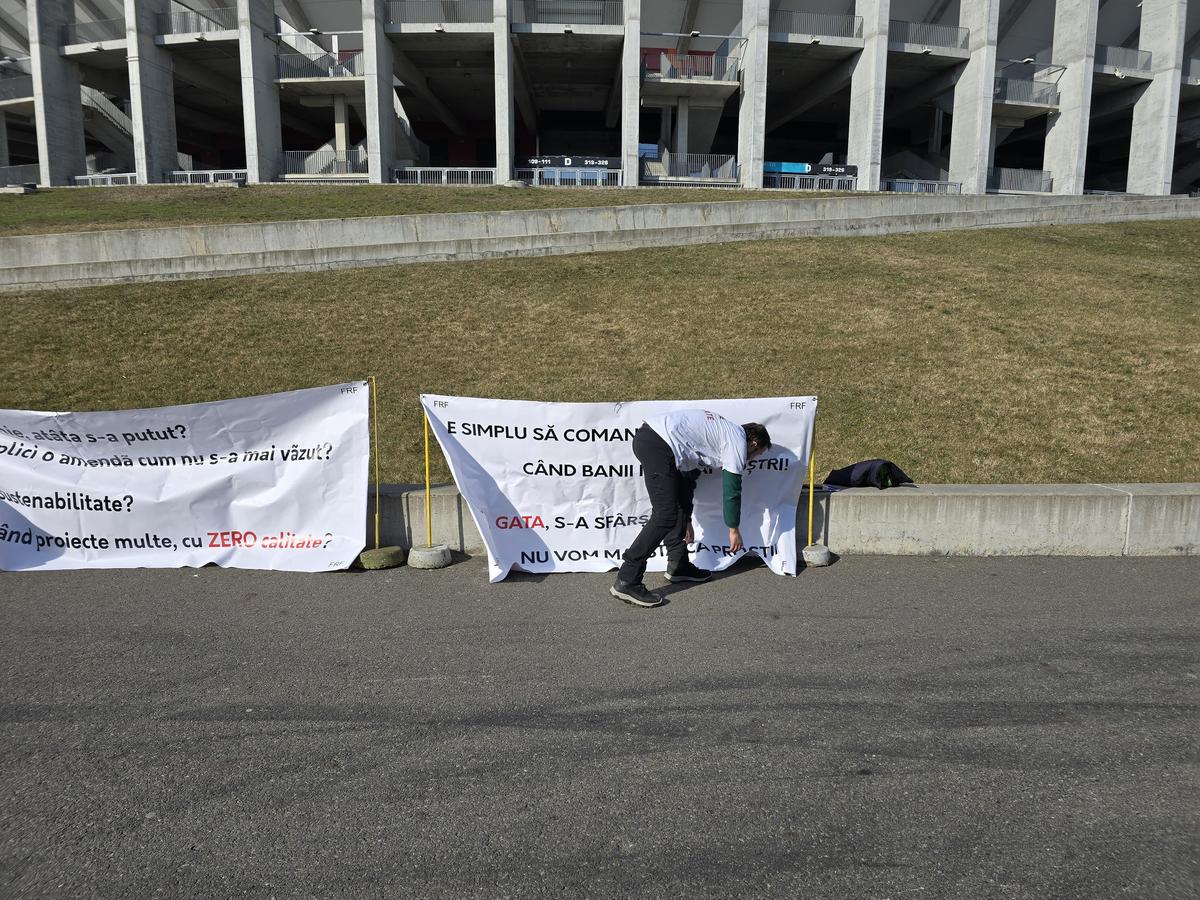 Un protestatar și două mașini de jandarmi la sediul Federației „Sunt aici ca să nu regret că n-am făcut nimic!”