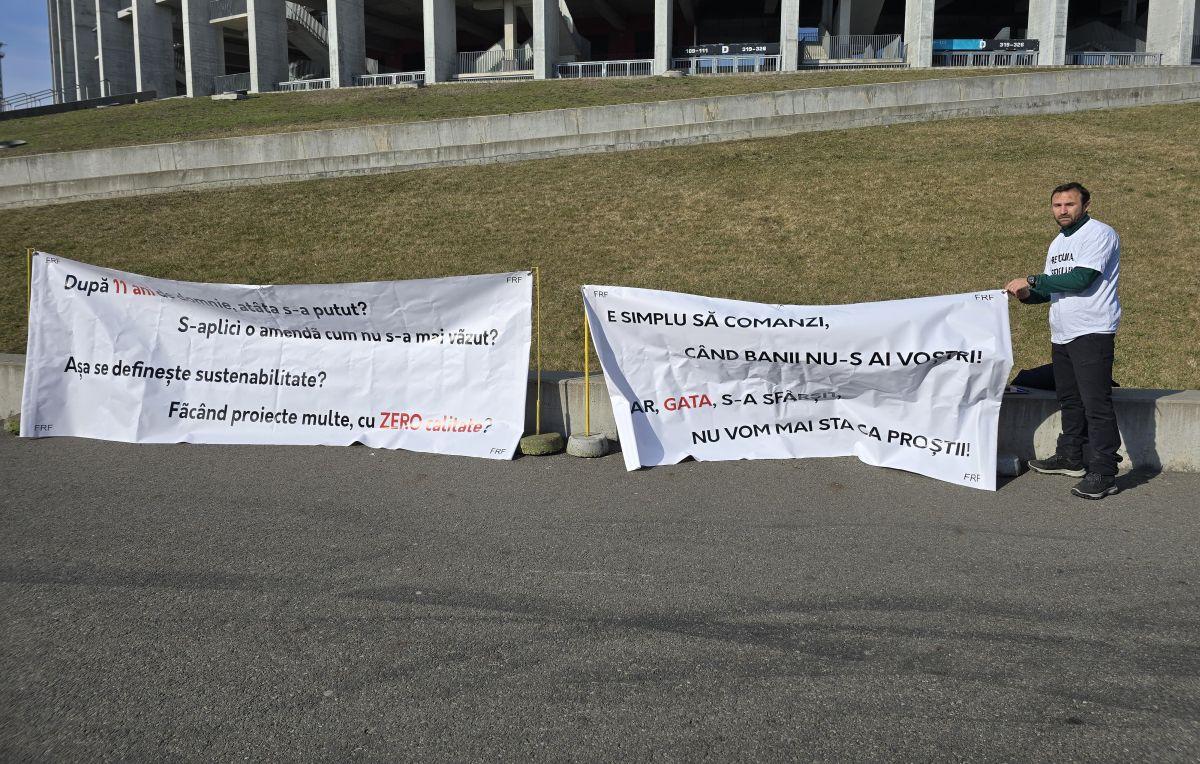 Un protestatar și două mașini de jandarmi la sediul Federației „Sunt aici ca să nu regret că n-am făcut nimic!”