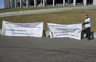 Un protestatar și două mașini de jandarmi la sediul Federației „Sunt aici ca să nu regret că n-am făcut nimic!”
