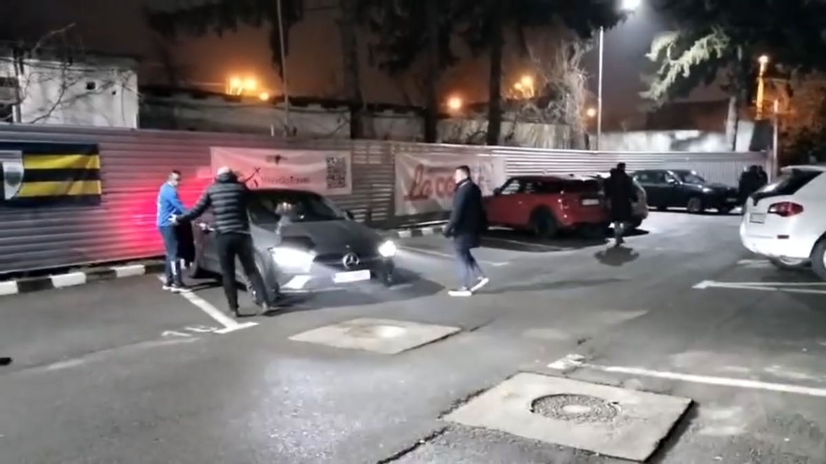 „Nesimțitule!” » Radu Petrescu, lăsat fără pază în parcare, la câteva minute după eroarea cât un loc în play-off