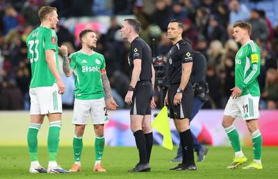 Radu Petrescu e copil! Newcastle - Aston Villa, făcut praf de arbitri » 3 greșeli flagrante în aceeași direcție, Rooney strigă: „Una dintre cele mai șocante decizii din fotbal”