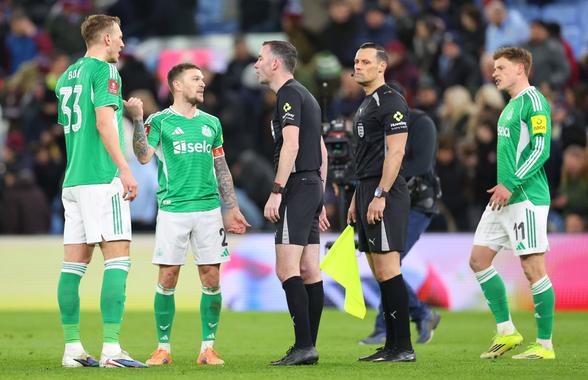 Radu Petrescu e copil! Newcastle - Aston Villa, făcut praf de arbitri » 3 greșeli flagrante în aceeași direcție, Rooney strigă: „Una dintre cele mai șocante decizii din fotbal”
